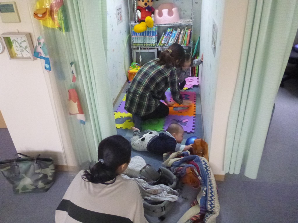 新潟市中央区駅何たくみ整骨院ではキッズルーム完備。ボランティアさんも見てくれるので。安心して施術を受けられます。